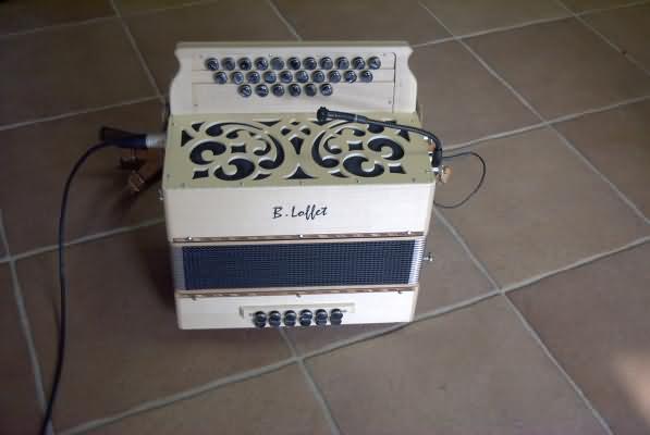 sonorisation system for accordion, here set up on a diatonic button accordian B. Loffet