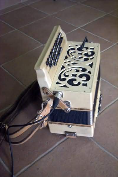 système de sonorisation d'accordéon, ici sur un diatonique B. Loffet